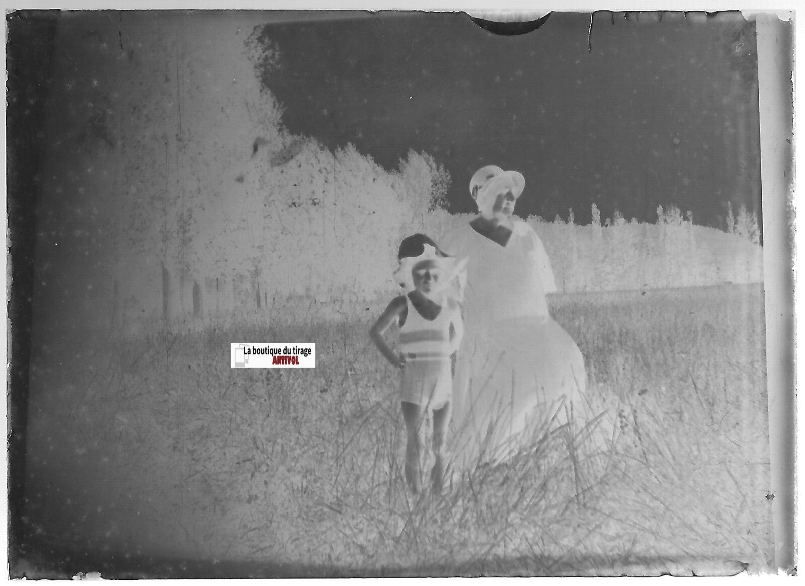 Garçon, grand-mère, Plaque verre photo ancienne, négatif noir & blanc 6x9 cm