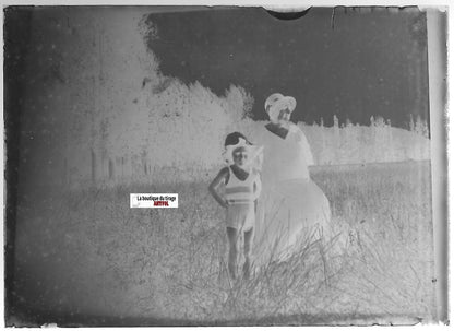 Garçon, grand-mère, Plaque verre photo ancienne, négatif noir & blanc 6x9 cm