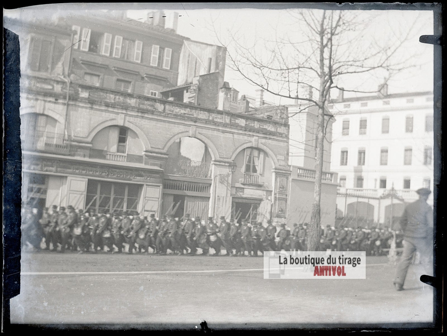 Défilé militaire en ville, soldats, plaque verre photo ancienne, négatif 9x12 cm