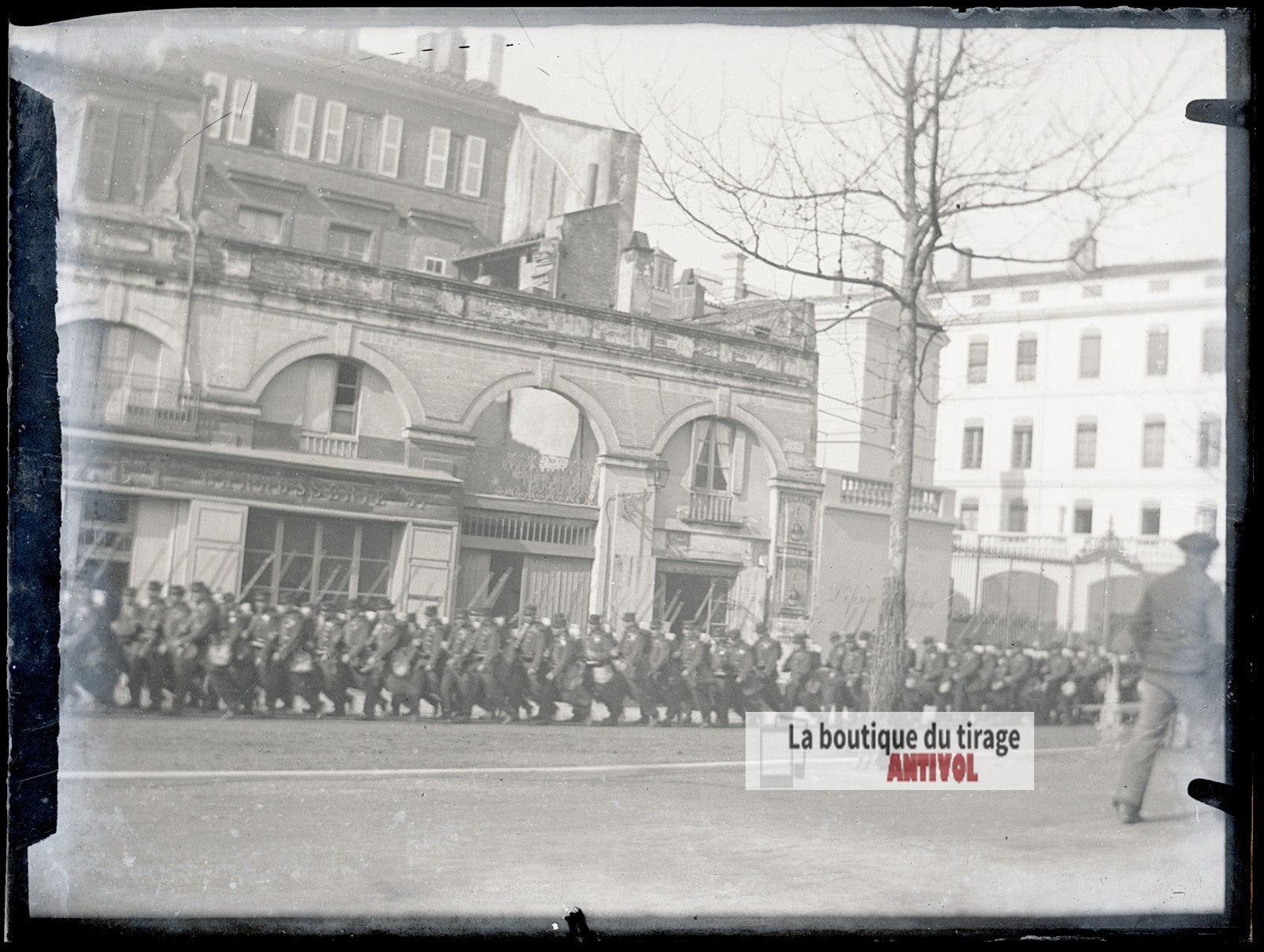 Défilé militaire en ville, soldats, plaque verre photo ancienne, négatif 9x12 cm