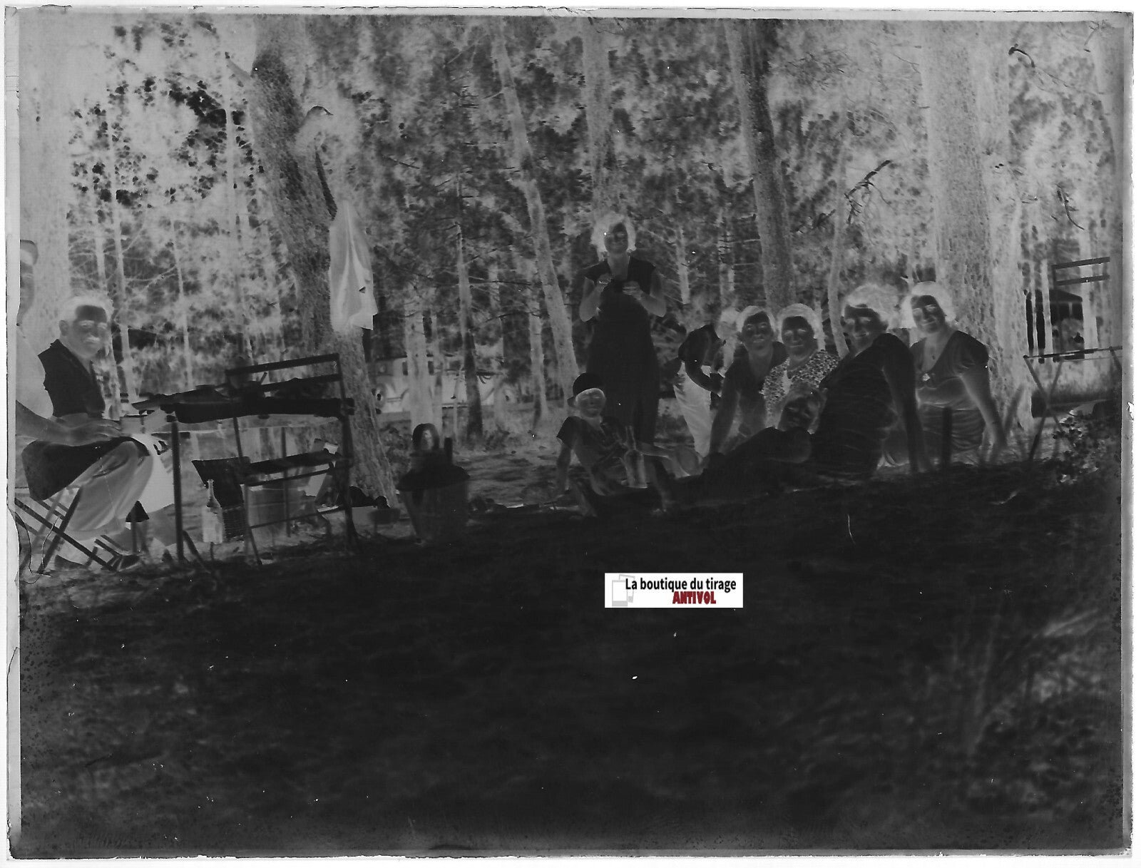 Famille, picnic forêt, Plaque verre photo ancienne, négatif noir & blanc 9x12 cm