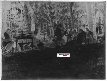 Famille, picnic forêt, Plaque verre photo ancienne, négatif noir & blanc 9x12 cm