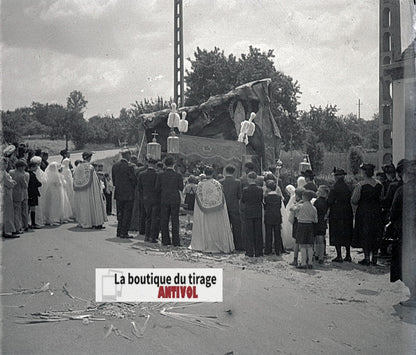 Procession, village France, plaque verre, photo ancienne, négatif N&B 6x13 cm