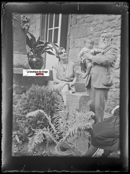 Famille, maison, plaque verre photo ancienne, négatif noir & blanc 9x12 cm