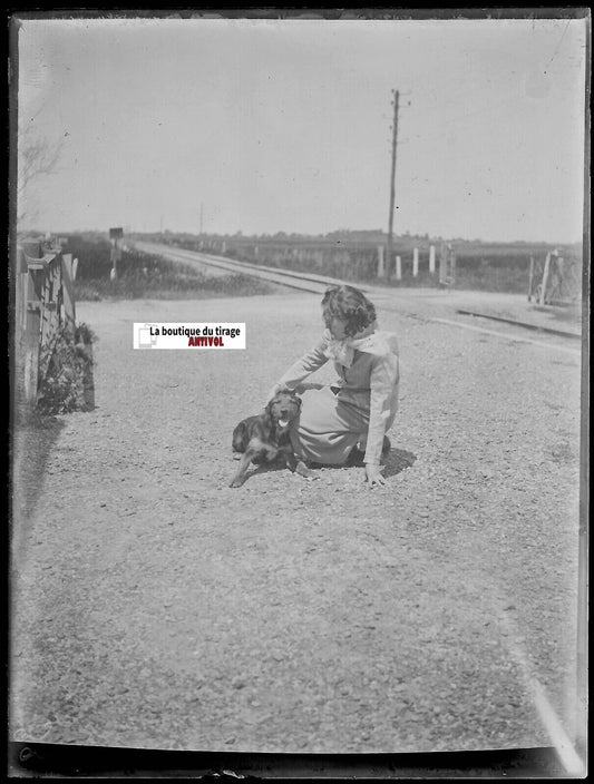 Femme, voie ferrée, chien, Plaque verre photo, négatif noir & blanc 9x12 cm