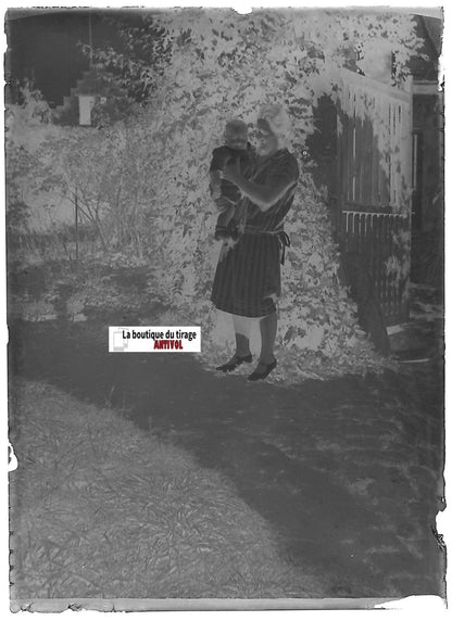 Bébé, femme, France, Plaque verre photo, négatif ancien noir & blanc 6x9 cm