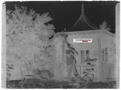 Plaque verre photo ancien négatif noir et blanc 9x12 cm homme jardin kiosque
