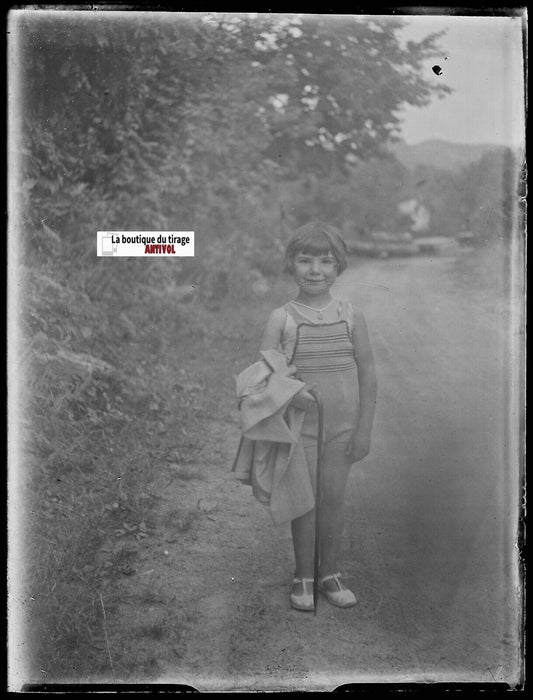 Fille, nature, route, Plaque verre photo ancienne, négatif noir & blanc 9x12 cm