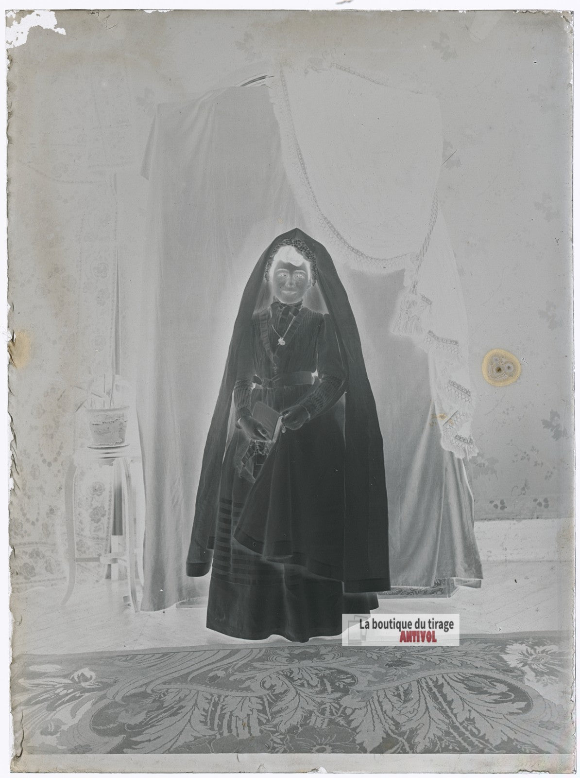 Fille en tenue, première communion, plaque verre photo ancienne, négatif 9x12 cm