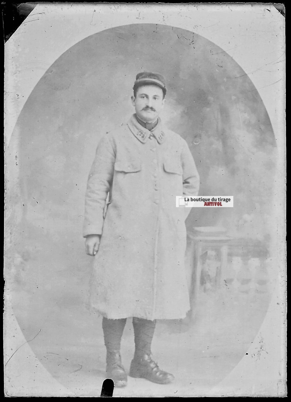 Plaque verre photo ancienne négatif noir et blanc 6x9 cm homme soldat militaire 