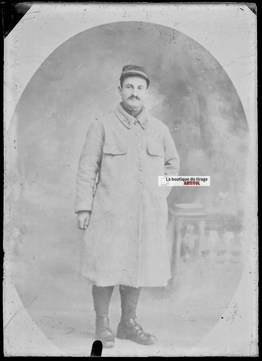 Plaque verre photo ancienne négatif noir et blanc 6x9 cm homme soldat militaire 