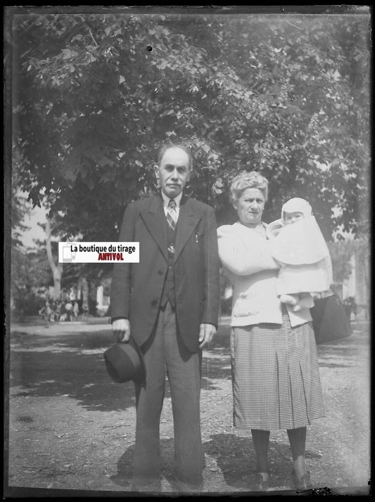 Couple, bébé, Plaque verre photo ancienne, négatif noir & blanc 9x12 cm