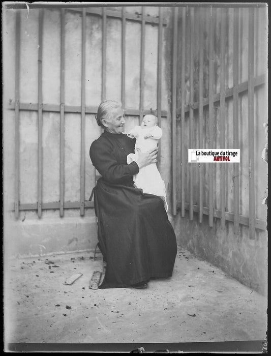 Grand-mère, bébé, Plaque verre photo ancienne, négatif noir & blanc 9x12 cm