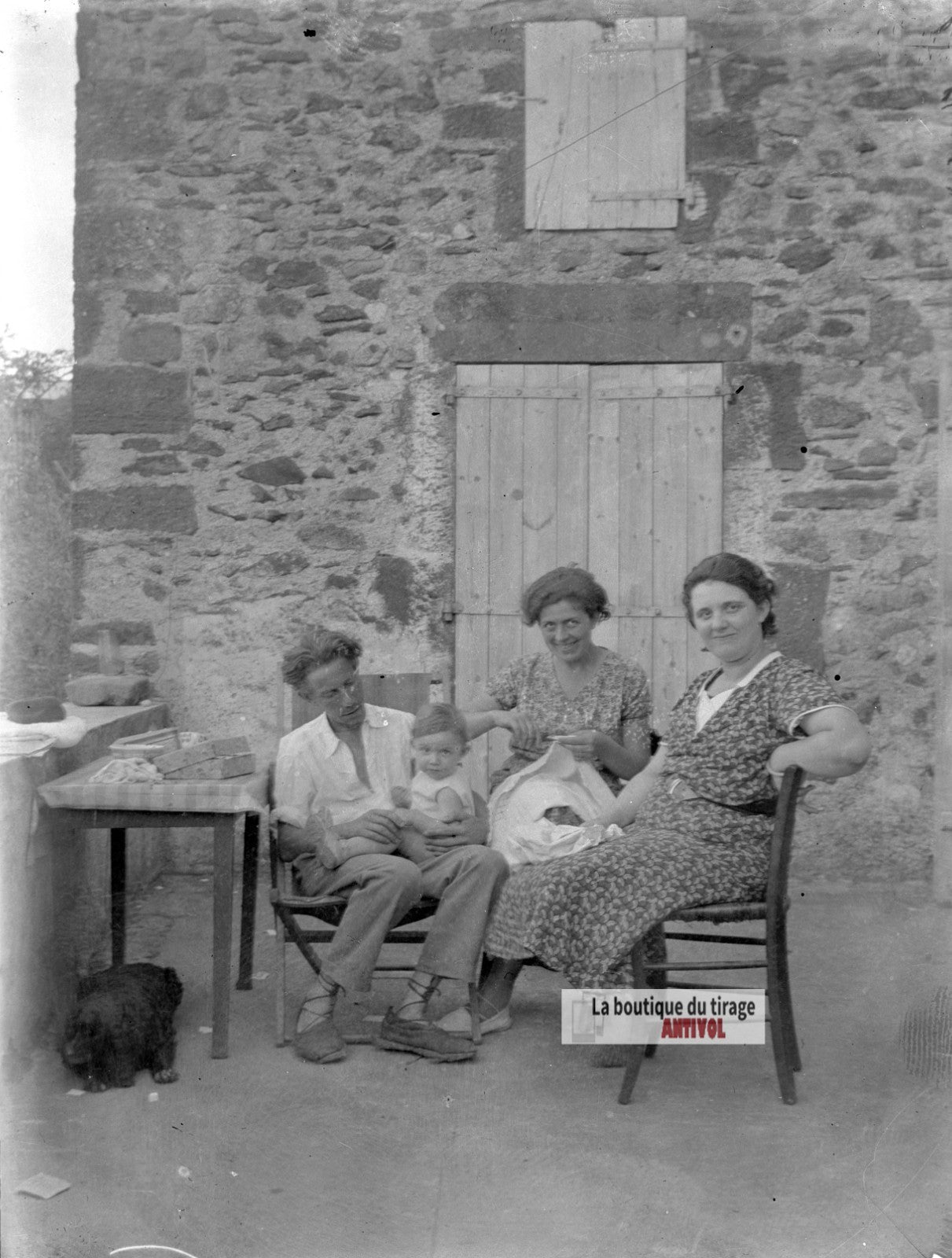 Famille devant une maison, plaque verre photo ancienne, négatif 9x12 cm