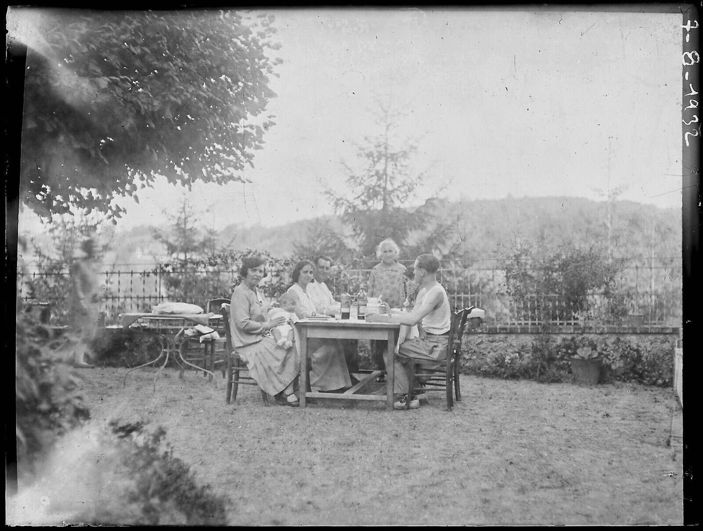 Plaque verre photo ancienne négatif noir et blanc 9x12 cm repas famille vintage