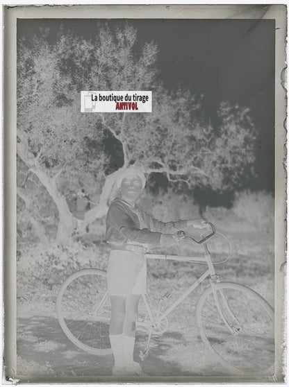 Jeune garçon, vélo, photo ancienne plaque verre, négatif noir & blanc, 9x12 cm