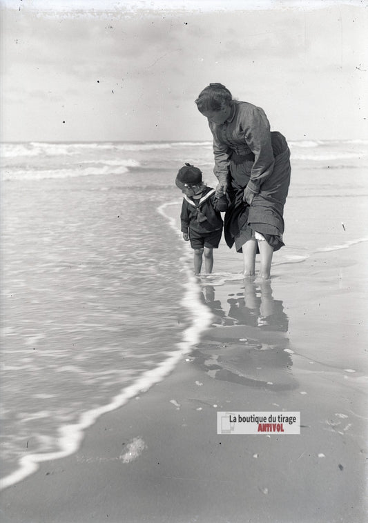 Premier pas, eau, Berck-Plage, plaque verre photo ancienne, négatif 9x12 cm