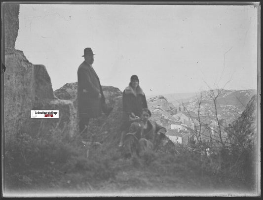 Village, famille, Plaque verre photo ancienne, négatif noir & blanc 9x12 cm