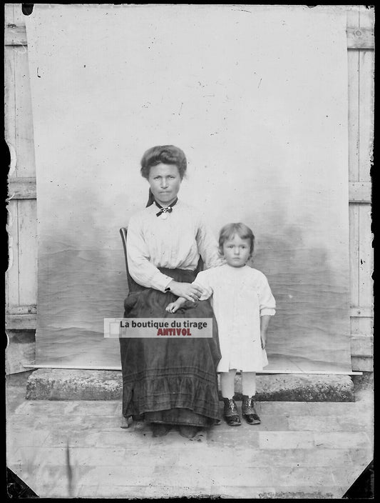 Plaque verre photo ancienne négatif noir et blanc 9x12 cm enfant maman France