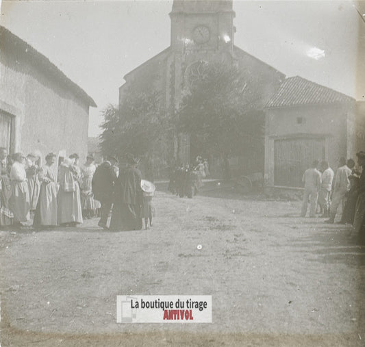 Mariage devant l'église, Vosges, plaque verre stéréo, photo ancienne 4,5x10,7 cm