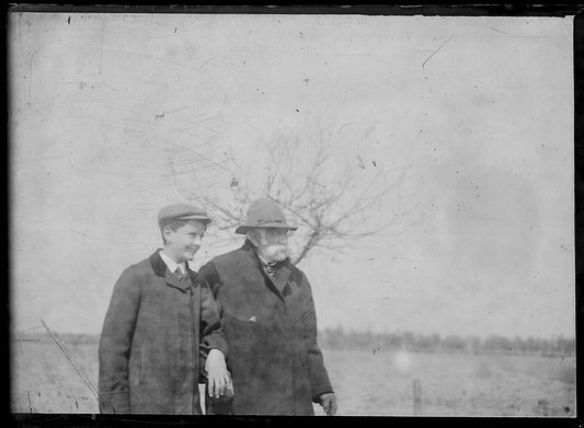 Plaque verre photo négatif noir et blanc 6x9 cm hommes vintage arbre France