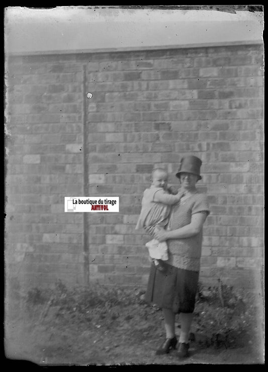 Bébé, femme, France, Plaque verre photo, négatif ancien noir & blanc 6x9 cm