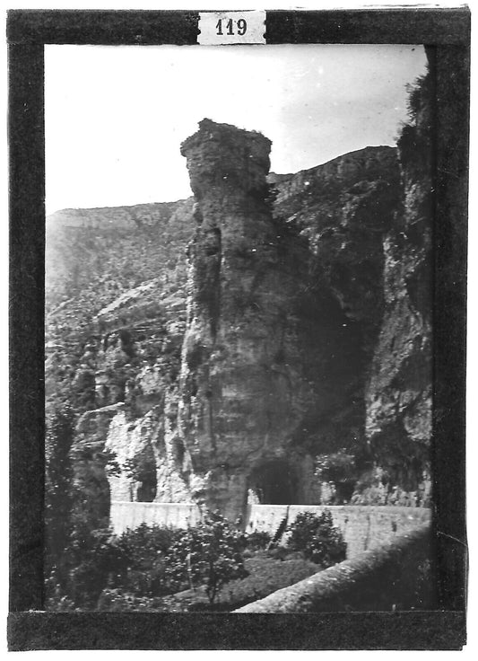 Plaque verre photo ancienne positif noir et blanc 6x9 cm route falaise France 