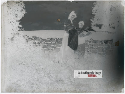 Deux femmes et un nourrisson, plaque verre photo ancienne, négatif 9x12 cm