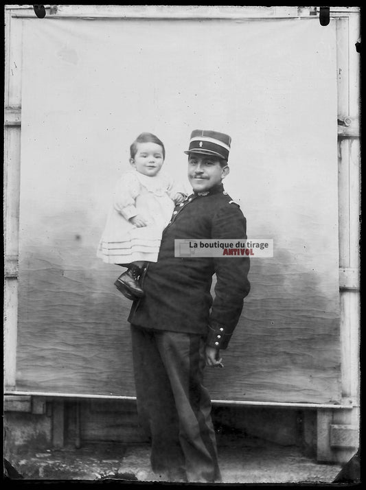 Plaque verre, photo ancienne négatif noir et blanc 9x12 cm père enfant gendarme