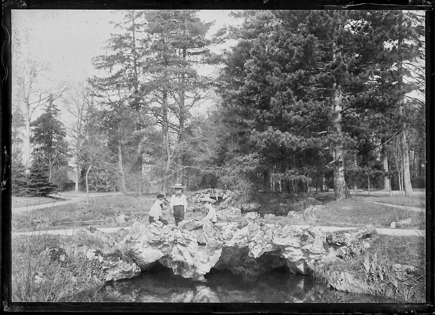 Plaque verre photo ancienne négatif noir et blanc 6x9 cm enfants eau parc