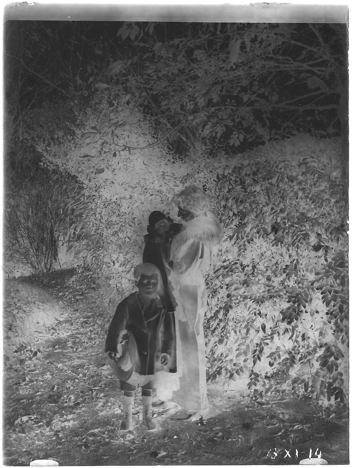 Plaque verre photo ancienne noir et blanc négatif 9x12 cm groupe famille vintage
