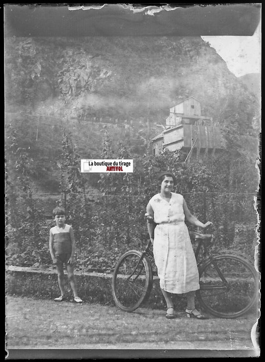 Vélo, famille, France, Plaque verre photo ancienne, négatif noir & blanc 6x9 cm