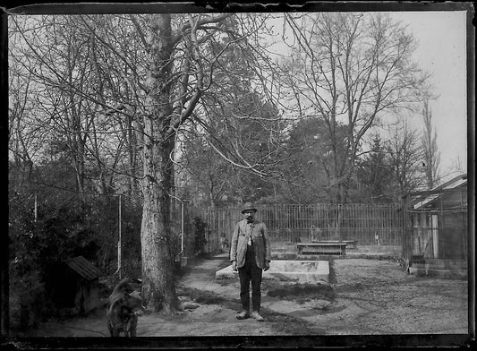 Plaque verre photo ancienne négatif noir et blanc 6x9 cm homme chenil chien - La Boutique Du Tirage 