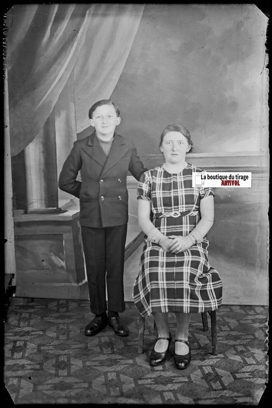 Famille, maman, fils, Plaque verre photo ancienne, négatif noir & blanc 10x15 cm