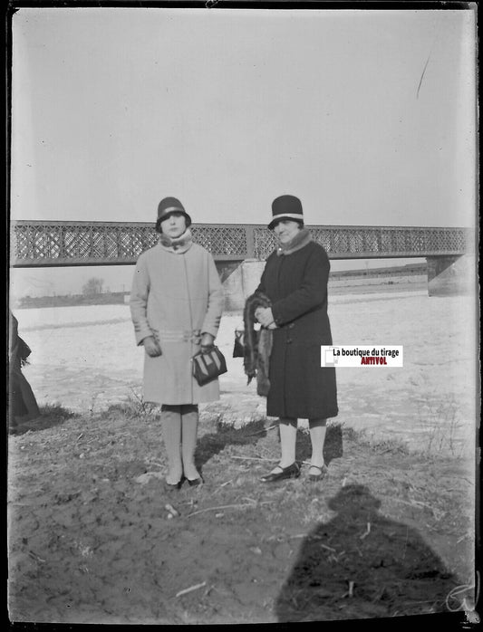 Pont, femmes, Arles, Plaque verre photo ancienne, négatif noir & blanc 9x12 cm