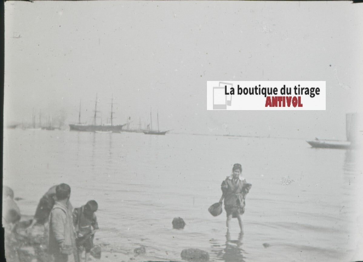 Personnages, mer, Japon, photo plaque verre, noir & blanc, positif 8,5x10 cm