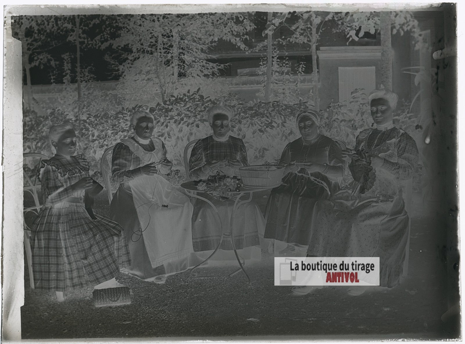 Femmes cousant et tricotant, plaque verre photo ancienne, négatif 9x12 cm