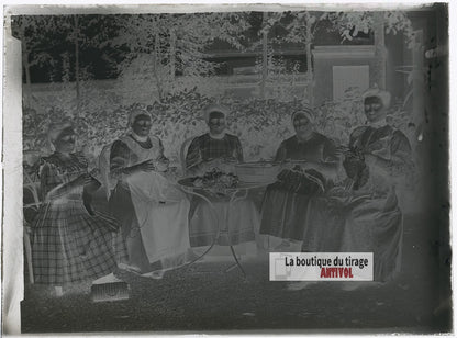 Femmes cousant et tricotant, plaque verre photo ancienne, négatif 9x12 cm