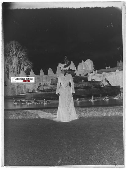 Versailles, femme en robe, Plaque verre photo négatif noir & blanc 9x12 cm