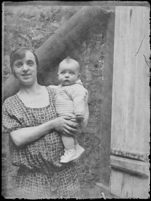 Plaque verre photo ancienne négatif noir et blanc 9x12 cm maman enfant vintage