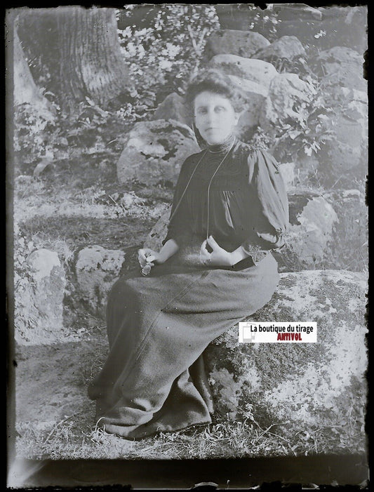 Dame sur un cailloux, Plaque verre photo ancienne, négatif noir & blanc 9x12 cm