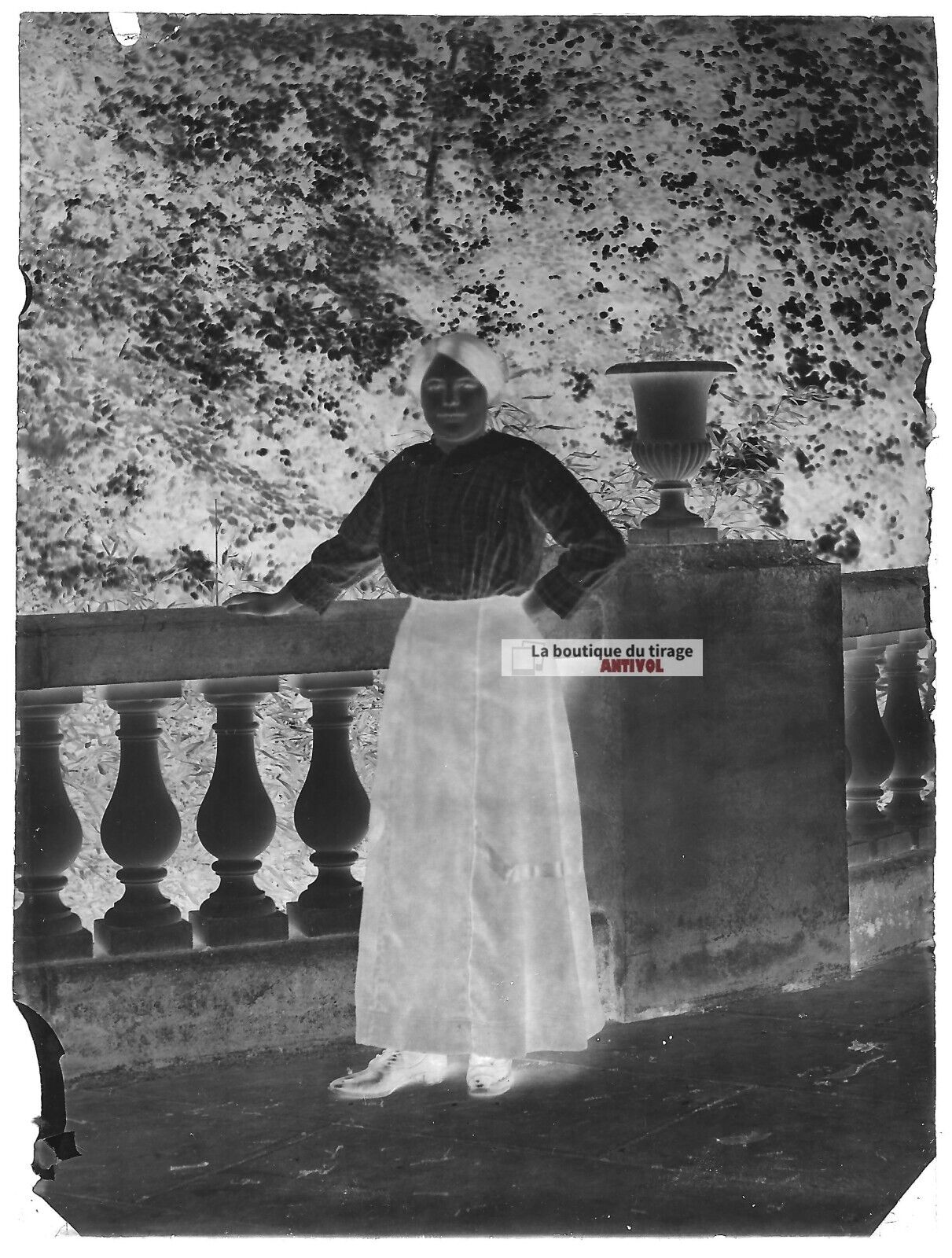 Plaque verre photo ancienne négatif noir et blanc 9x12 cm femme robe vintage 