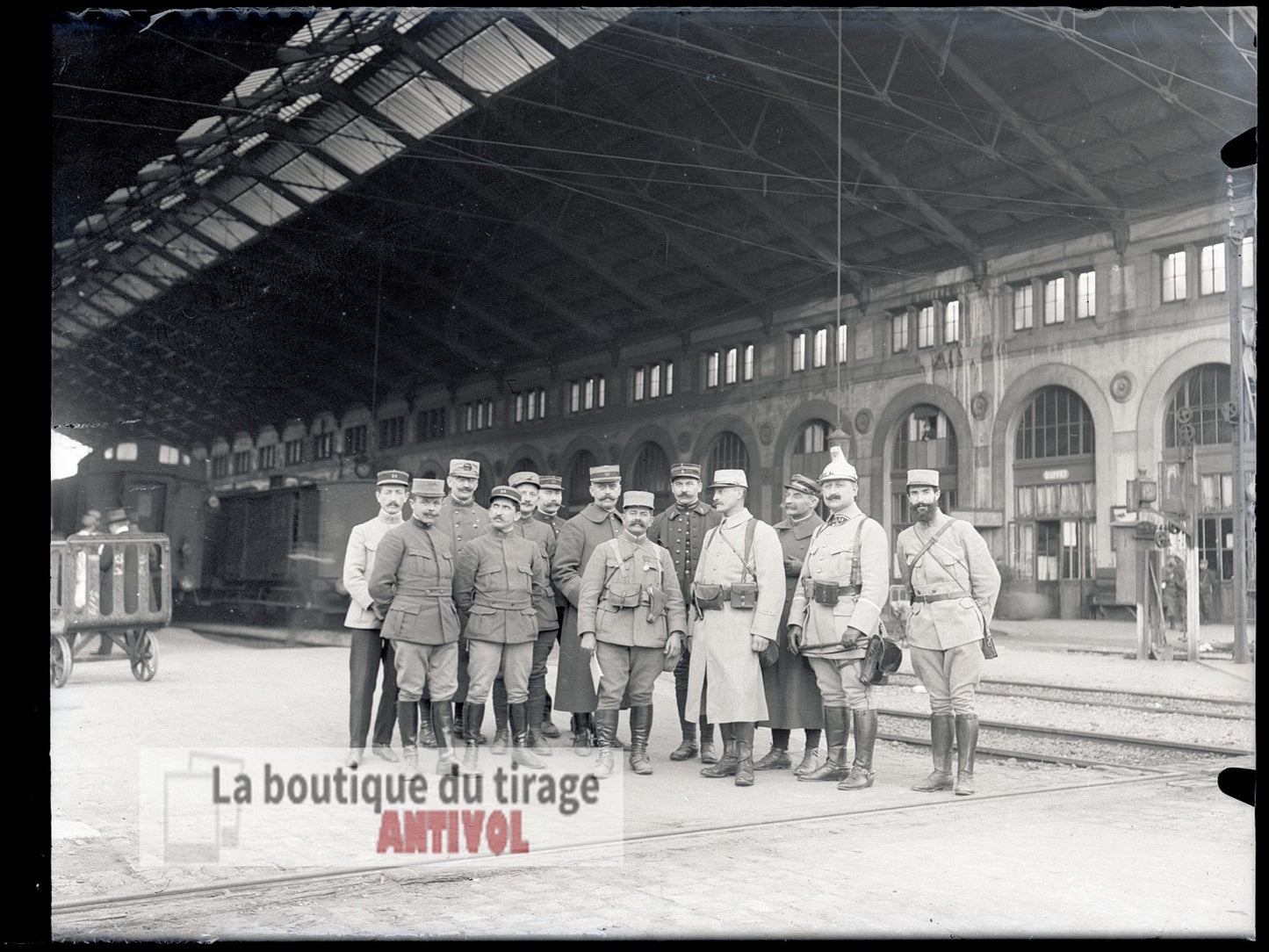 Groupe d’officiers, gare, plaque verre, photo ancienne, négatif 9x12 cm