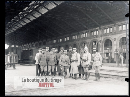 Groupe d’officiers, gare, plaque verre, photo ancienne, négatif 9x12 cm