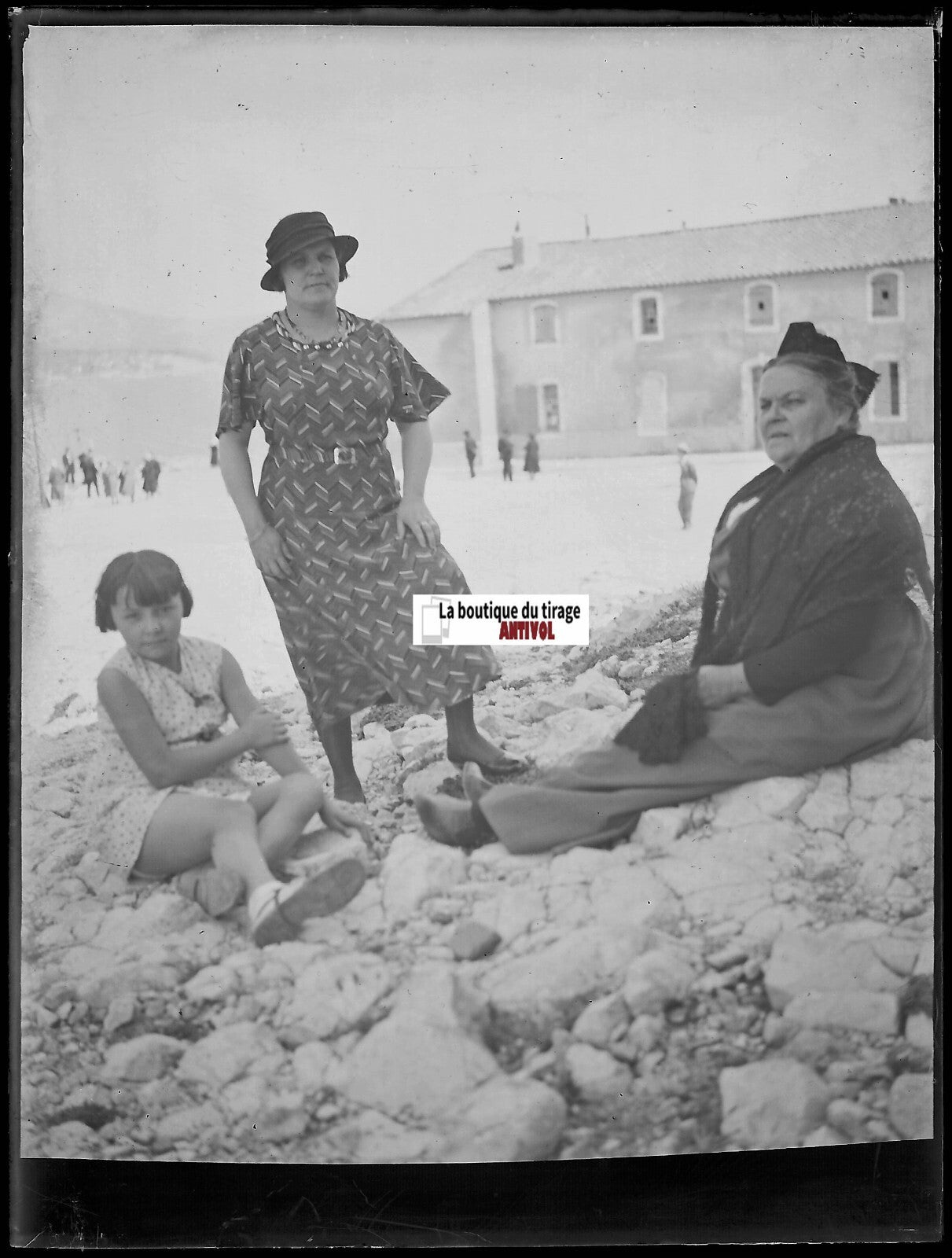 Femmes robe, village, Plaque verre, photo ancienne, négatif noir & blanc 9x12 cm