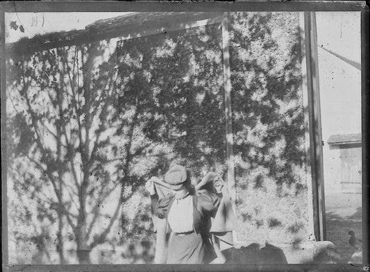 Plaque verre photo négatif noir et blanc 6x9 cm femme robe ferme France vintage