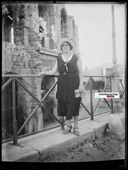Femme, arènes, Arles, Plaque verre photo ancienne, négatif noir & blanc 9x12 cm
