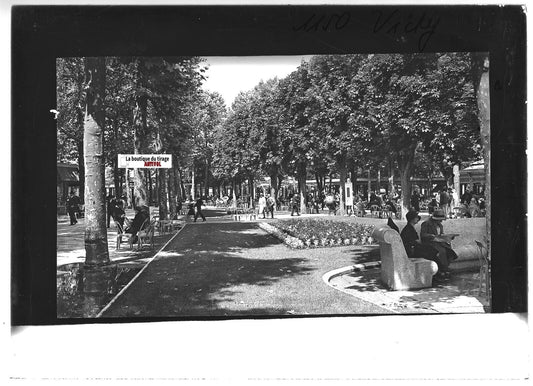 Plaque verre photo ancienne positif noir et blanc 13x18 cm Vichy parc banc