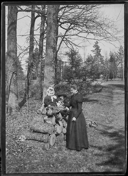 Plaque verre photo ancienne négatif noir et blanc 6x9 cm enfant parc bois - La Boutique Du Tirage 