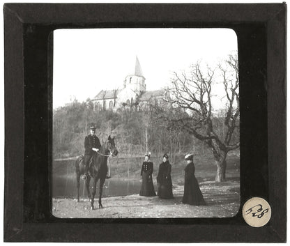 Fontaines, église cheval, personnages, photo plaque de verre, positif 8,5x10 cm